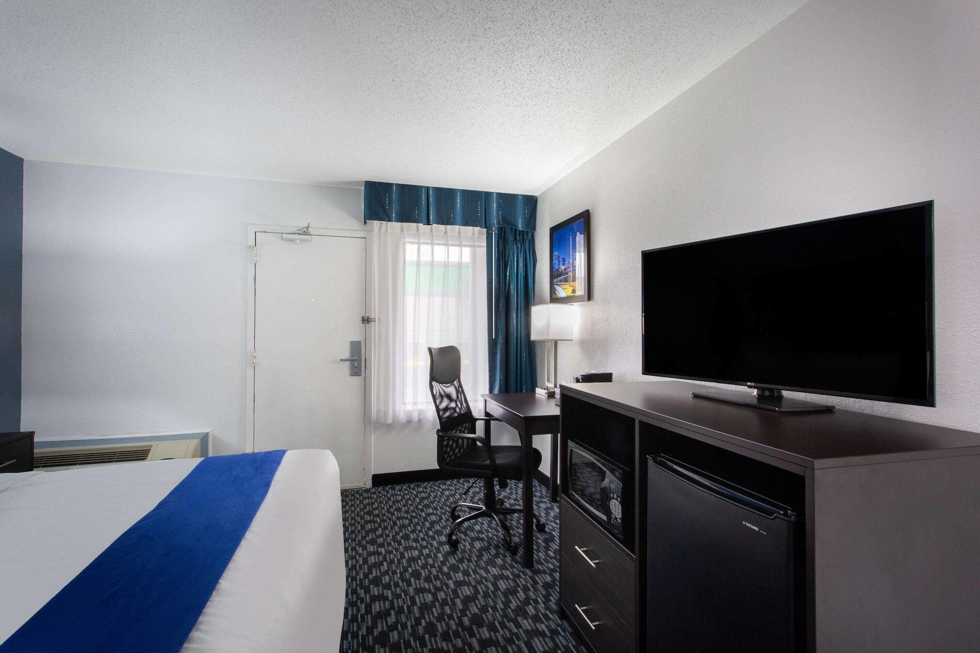Baymont By Wyndham Charlotte University Экстерьер фото